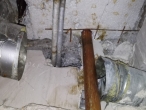 Découpe de la gaine de ventilation pour faire passer une canalisation. © Loryan Pacôme