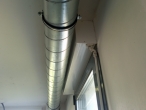 Gaine de ventilation collée/serrée avec le coffre du volet roulant. © Quentin Moureau