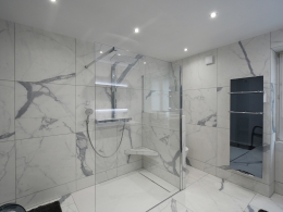 Du travail de pro. L’entreprise Schuler a redonné vie à cette salle de bains entièrement revêtue d’un carrelage imitation marbre.