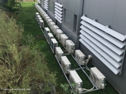 Mauvaise conception d’une installation de climatiseurs : les appareils du premier rang reçoivent le flux d’air chaud de ceux du deuxième rang, dégradant la performance énergétique globale.