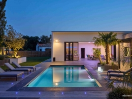Piscine médaille d'argent aux Trophées 2024 de la piscine, catégorie piscine de nuit