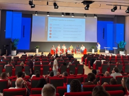 Les premières Assises des métiers de la couverture ont réuni à Paris les acteurs du bâtiment autour d’un enjeu clé : adapter les logements sous toiture aux canicules, entre ventilation, isolation, patrimoine et confort d’été.