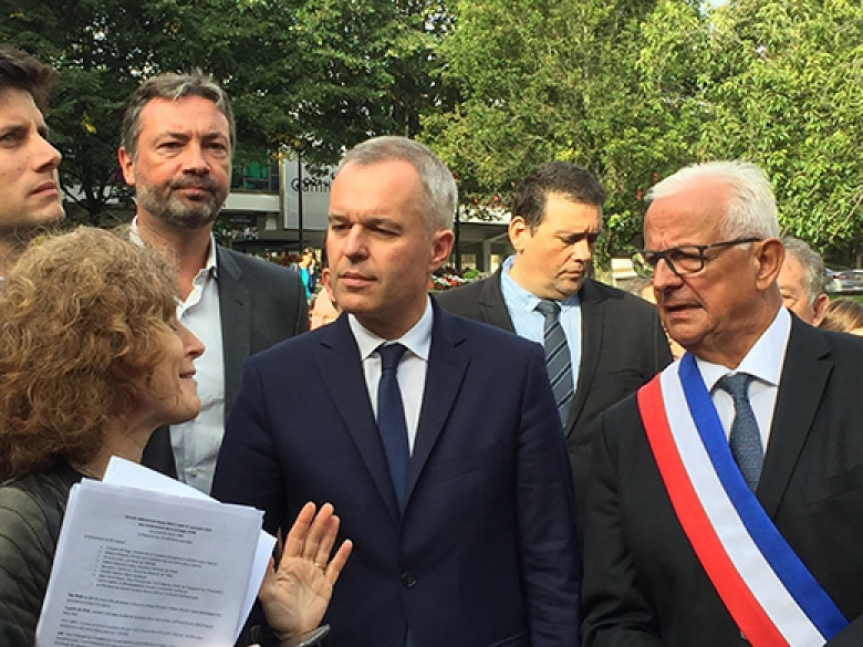 Le ministre François de Rugy (au centre), entouré de Brigitte Corinthios, directrice de l’Agence locale de l’énergie et du climat de l’Est parisien, et, à droite, de Claude Capillon, maire de Rosny-sous-Bois.