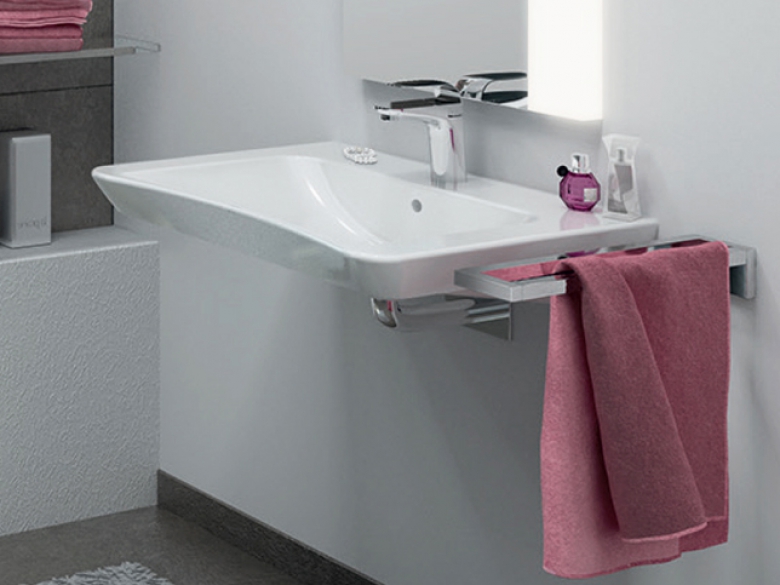 VitrA a conçu le lavabo Conforma pour les personnes à mobilité réduite, qui peuvent l’utiliser en étant assises.