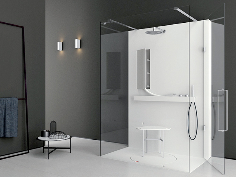 Cette douche Life proposée par le designer Giulio Gianturco et fabriquée par Makro a été conçue pour tenir compte d’un usage par différents types d’utilisateurs à mobilité réduite.