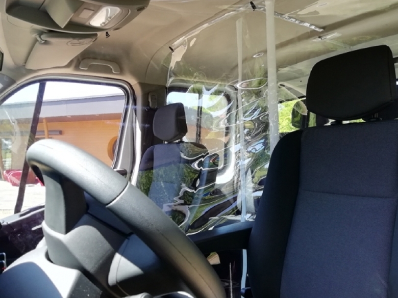 La cloison souple isole conducteur et passager au sein d'un même véhicule